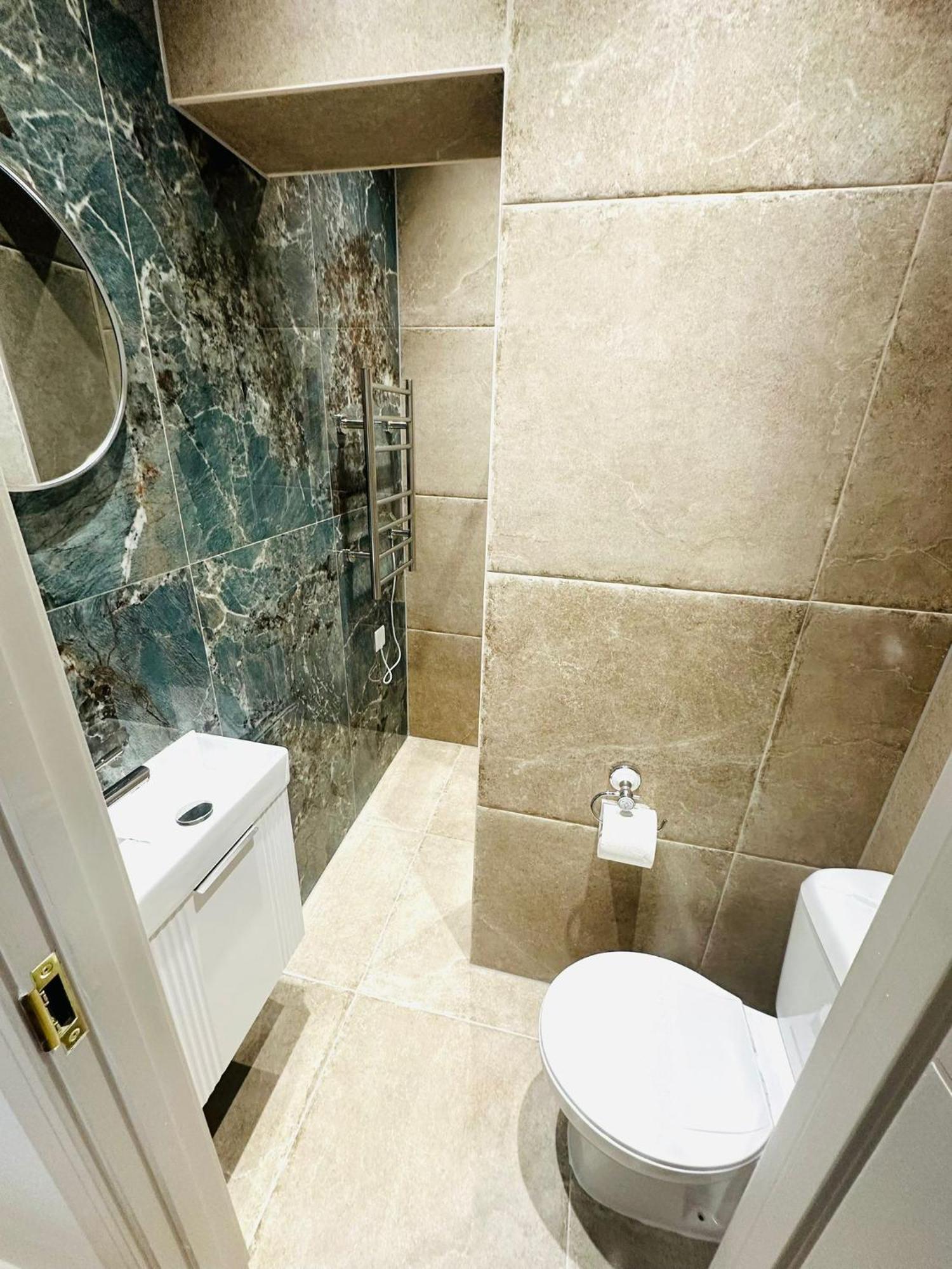 Ensuite Ii Great Location Close To Eye Pensiune